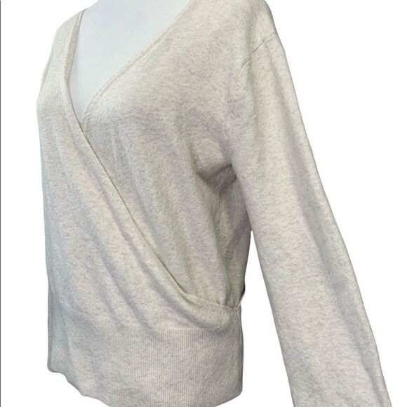 𝅺hinge Deep V Cross over sweater - Picture 6 of 10